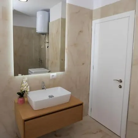 Apartment Vala Near Park *